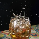 foto de hielos salpicando en un vaso con licor