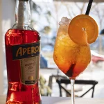 foto botella y copa con naranja