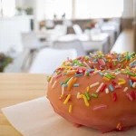 foto berlina con dulces pequeños de colores