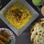 varios platos y salsas con comida