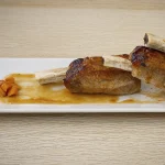tres trozos de ternasco apilados en plato