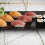plato con varias piezas de sushi